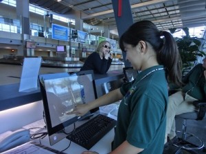 コンピュータを使いフライト情報から空港全体の情報を把握。