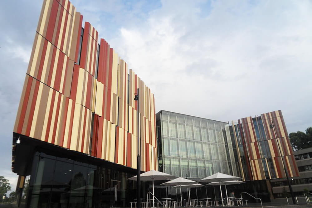 https://commons.wikimedia.org/wiki/File:Macquarie_University_New_Library_2011.jpg