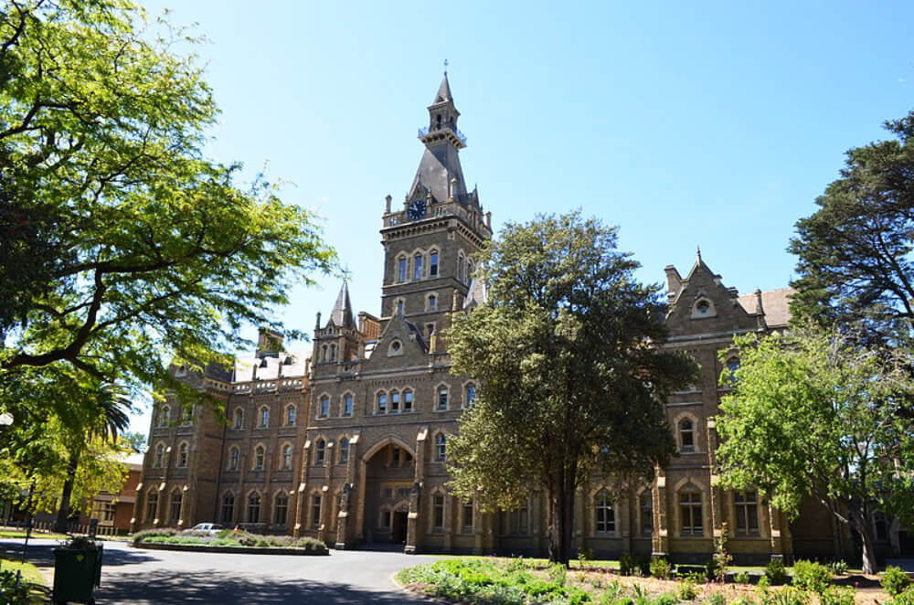 https://commons.wikimedia.org/wiki/File:Ormond_College,_College_Crescent,_University_of_Melbourne.jpg