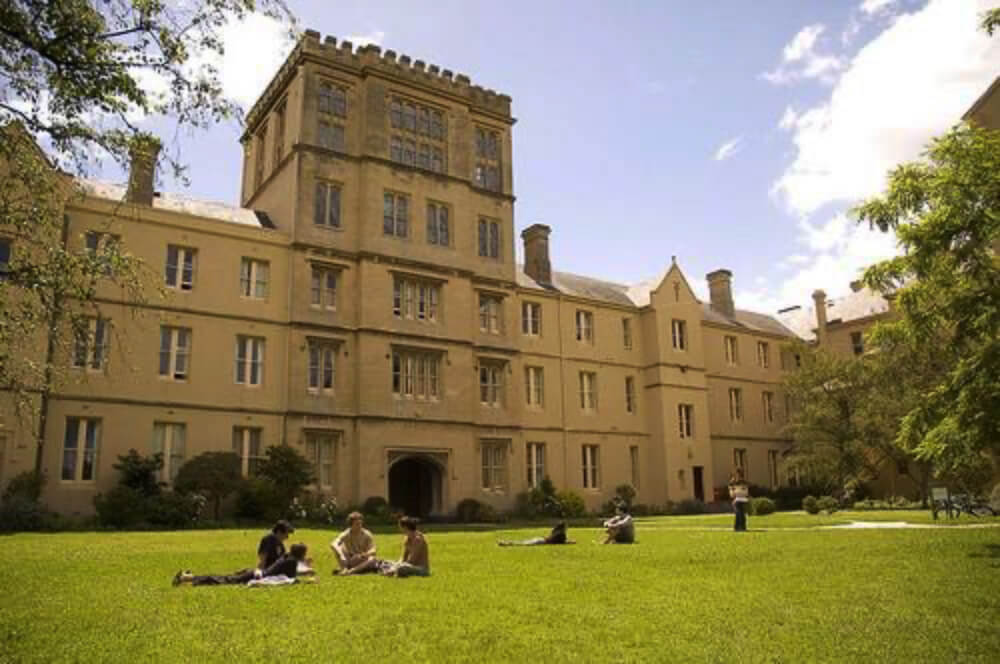 https://en.wikipedia.org/wiki/File:Queens_College_%28University_of_Melbourne%29_Quad.jpg