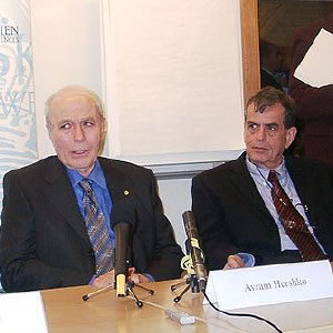 https://commons.wikimedia.org/wiki/File:Nobel2004chemistrylaurets.JPG