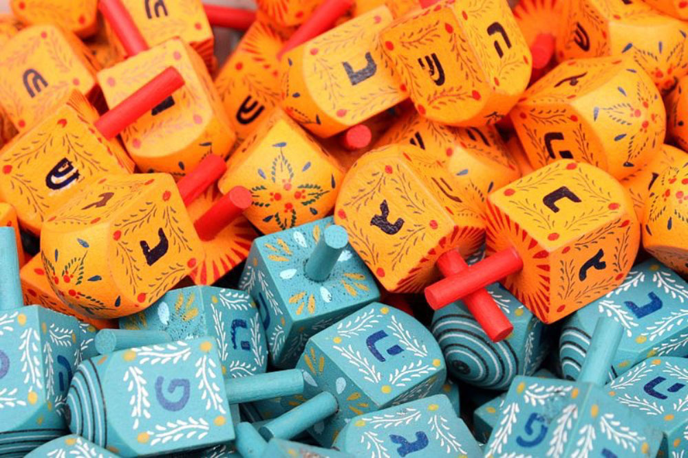 https://commons.wikimedia.org/wiki/File:Colorful_dreidels2.JPG