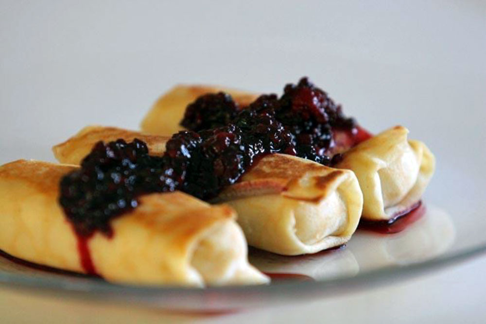https://commons.wikimedia.org/wiki/File:Cheese_blintzes_with_blackberries.jpg