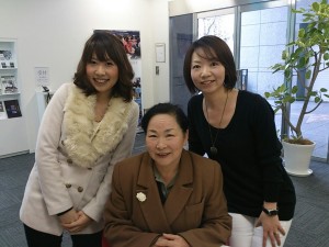 中央が智恵子さん、左側が卒業生。